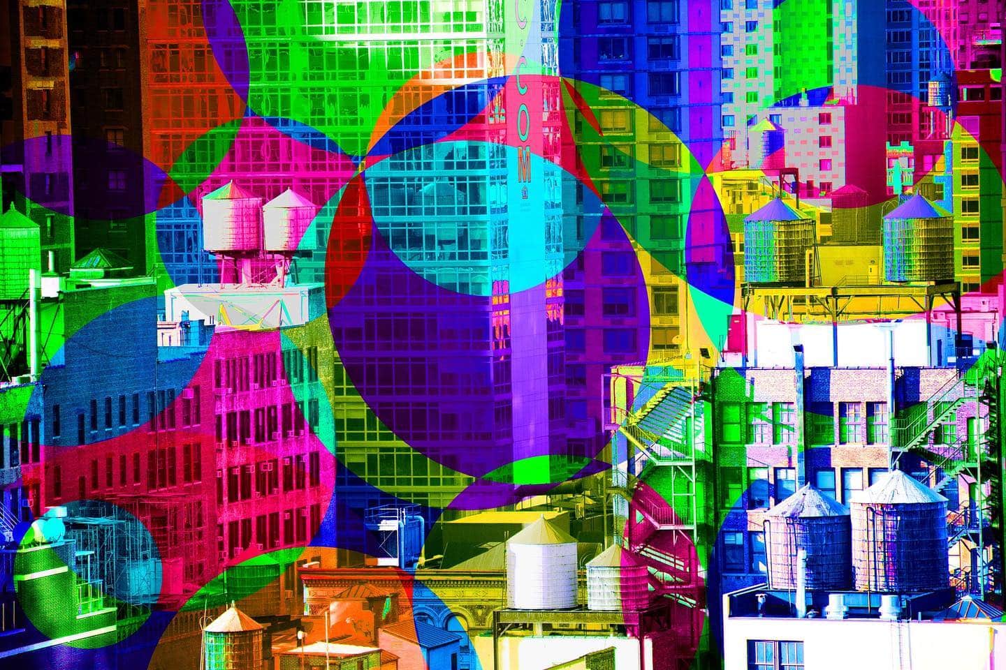 Composición digital de edificios y círculos superpuestos en colores muy saturados.