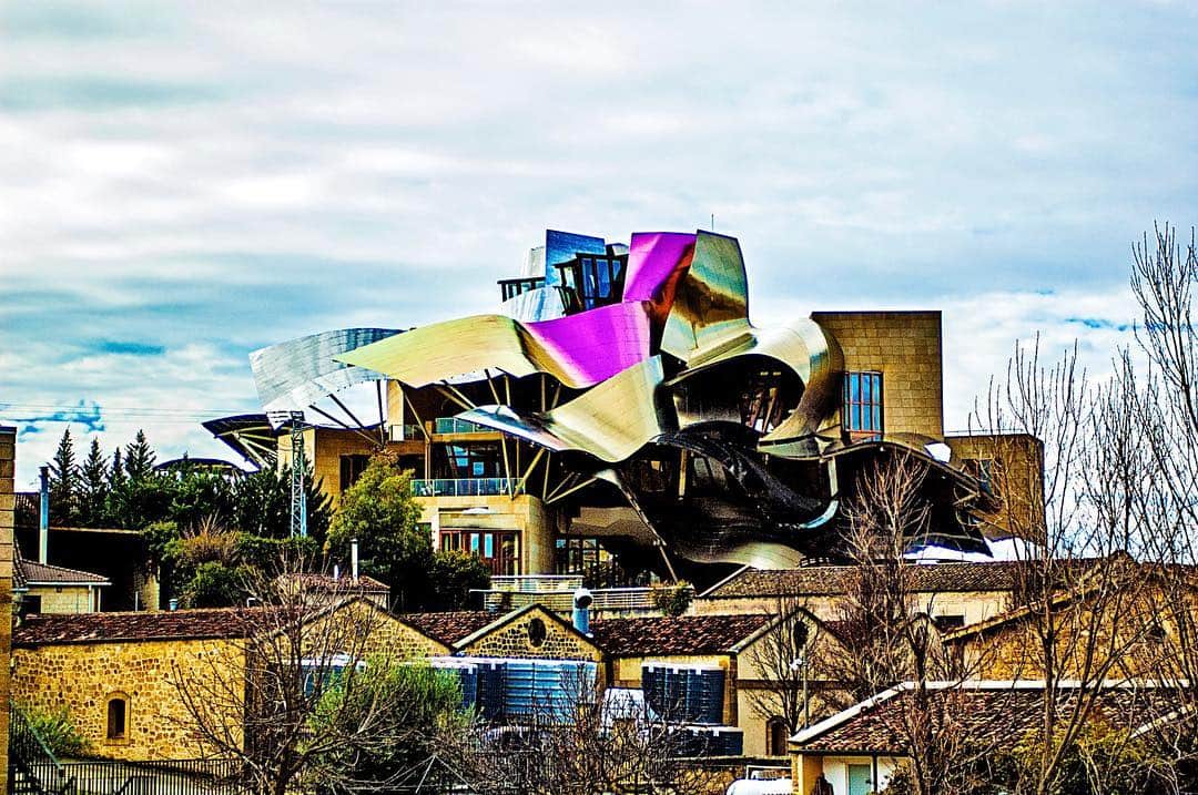Hotel Marqués de Riscal de Frank Gehry, con las cintas metálicas rosas y doradas sobre el caserío del pueblo.