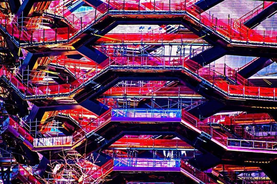 Interior de la escultura Vessel de Nueva York, con las escaleras hexagonales viradas a rojo y azul.