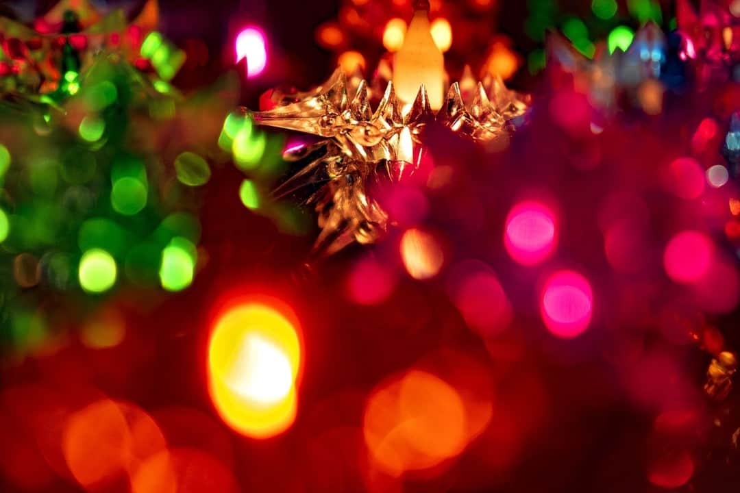 Luces de Navidad muy desenfocadas, convertidas en círculos de color rojo, verde y rosa.