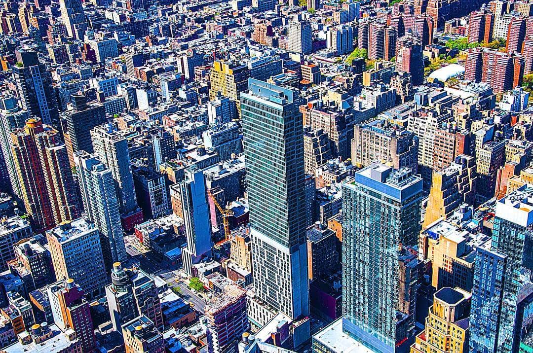 Vista aérea de los rascacielos de Manhattan, con los edificios en colores muy saturados.