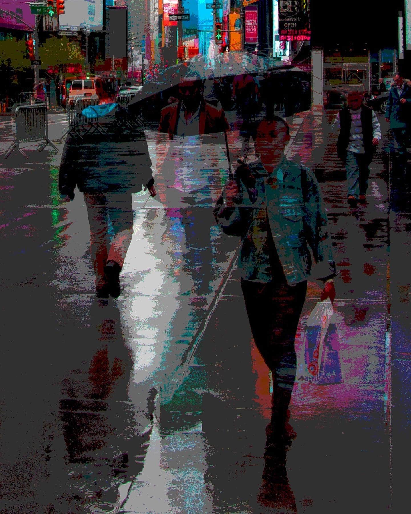 Peatones bajo la lluvia en Nueva York, con la imagen fragmentada y coloreada digitalmente.