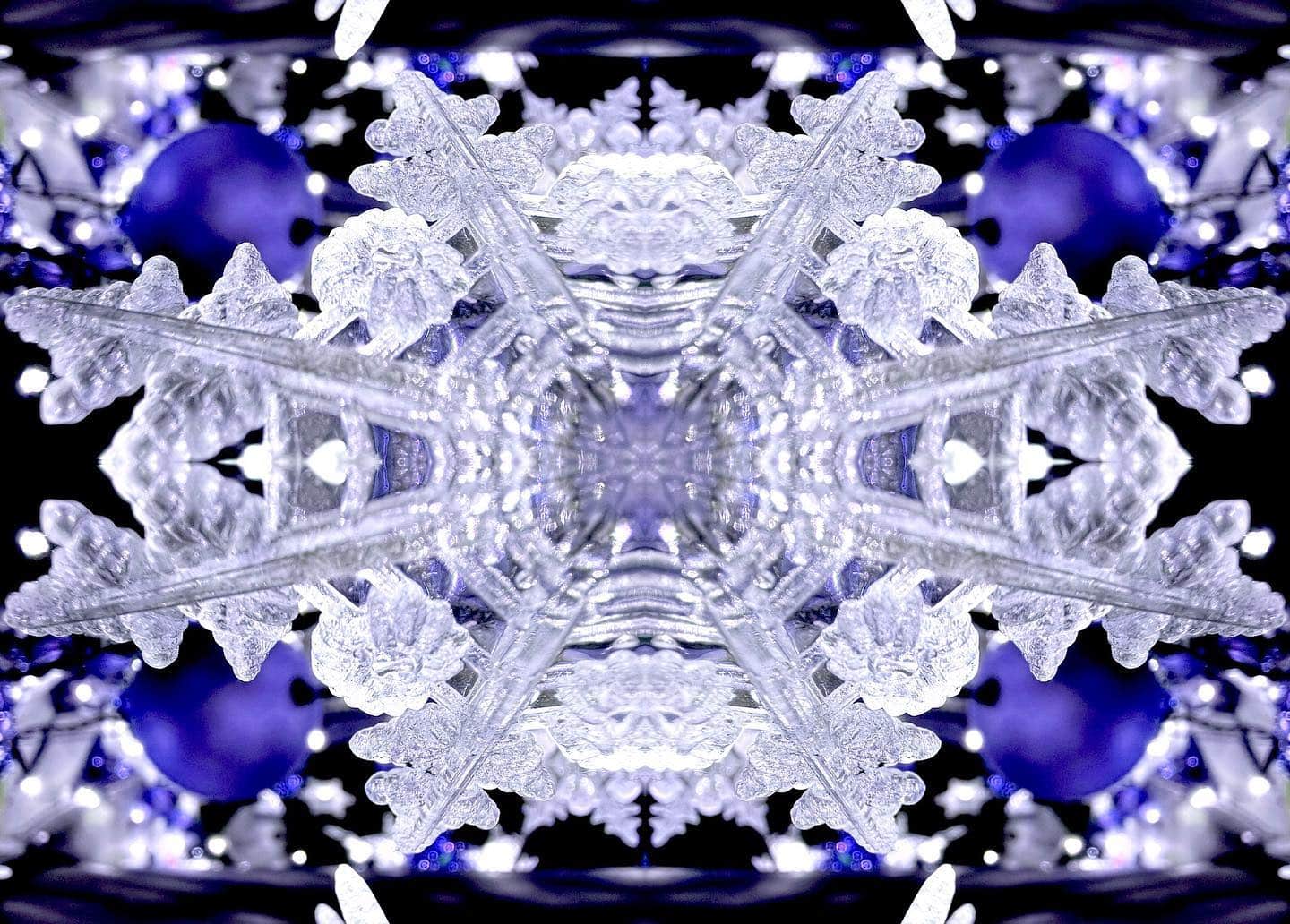 Composición digital simétrica en blanco y azul, con forma de copo de nieve o fractal.