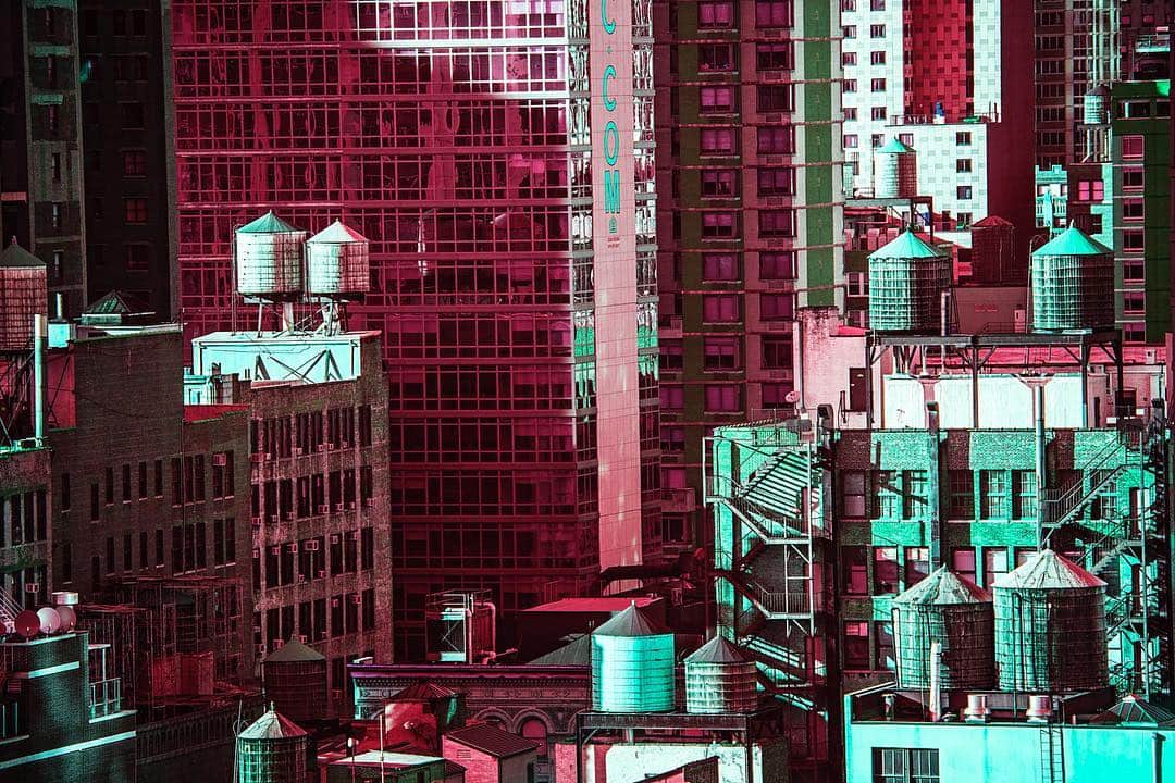 Azoteas y depósitos de agua de Nueva York, con la imagen virada a rosa y turquesa.