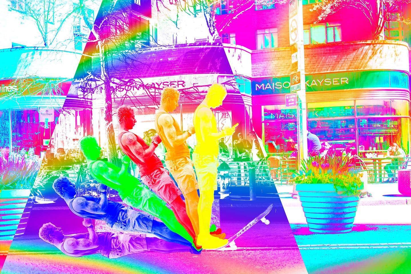 Escena de calle con figuras y un monopatín, tratada digitalmente en colores de arcoíris.