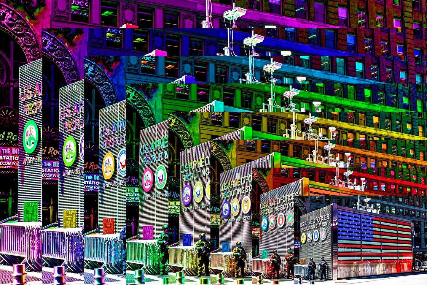 Times Square tratado digitalmente, con las pantallas y fachadas en colores de arcoíris.
