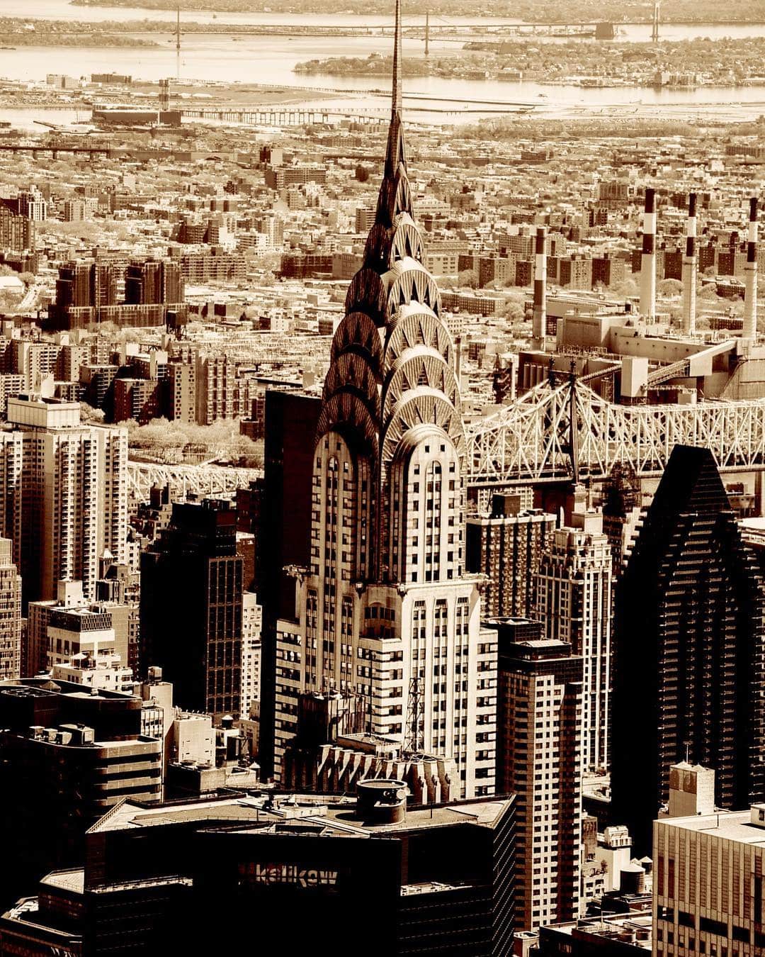 Vista aérea de Manhattan con el edificio Chrysler destacando entre los rascacielos, en tonos sepia.