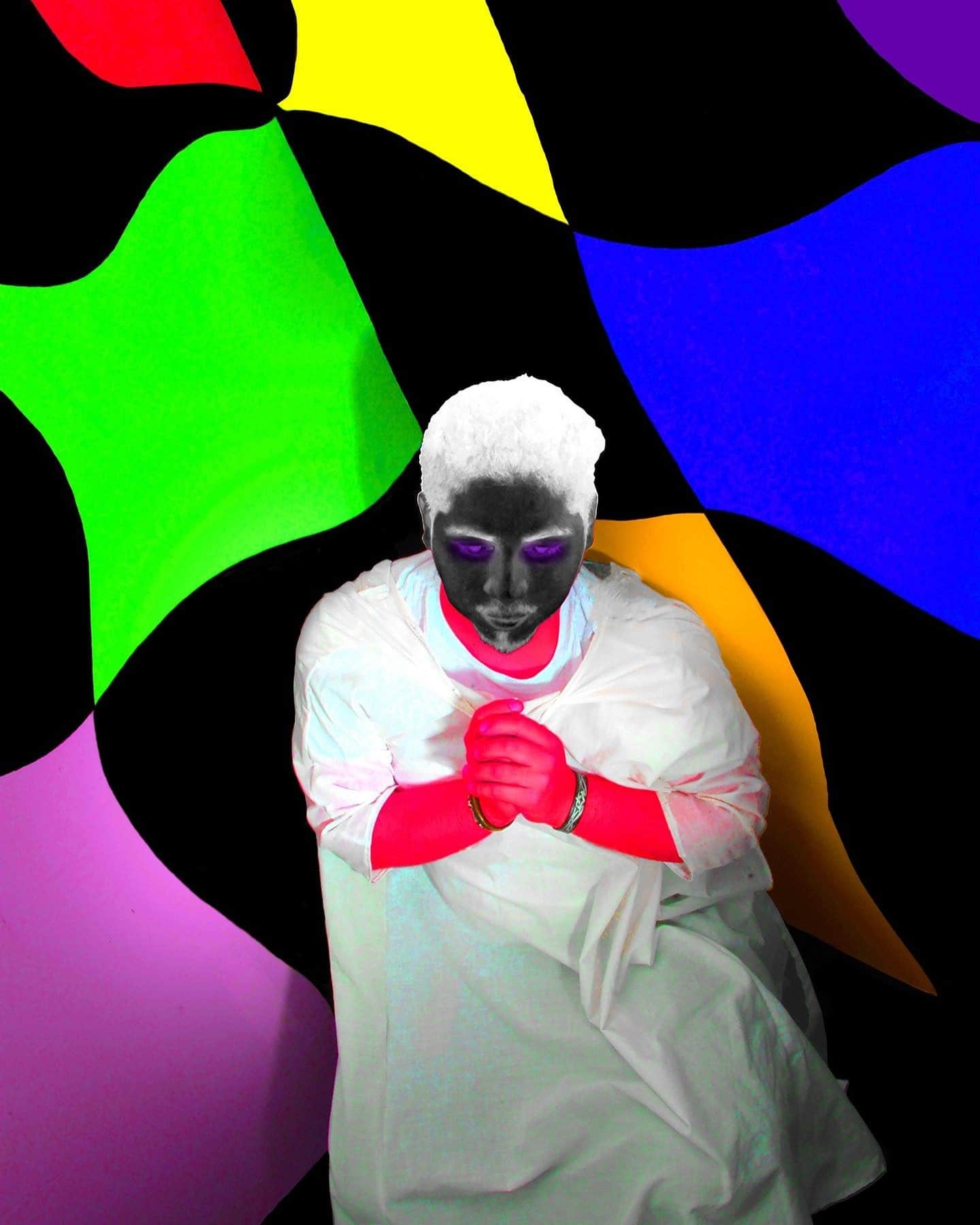 Figura con máscara blanca y traje claro, con las manos juntas, sobre un fondo de bandas de color.