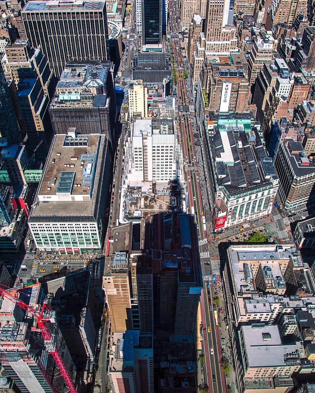 Vista cenital de los rascacielos de Nueva York, con las azoteas y las calles vistas casi en vertical.