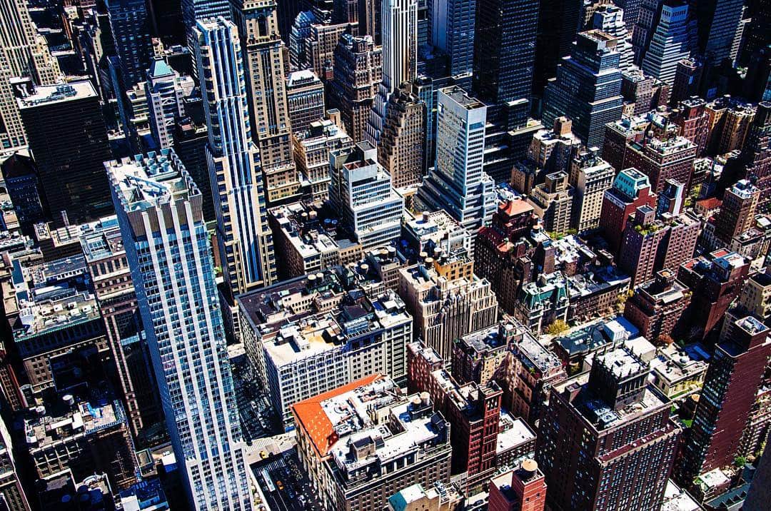 Vista cenital de las manzanas de rascacielos de Nueva York, encajadas como piezas de un puzle.