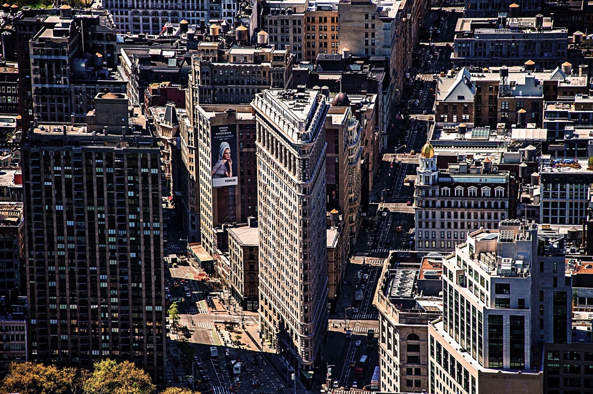 El edificio Flatiron visto desde lo alto, en cuña entre dos avenidas y rodeado de azoteas con depósitos de agua.