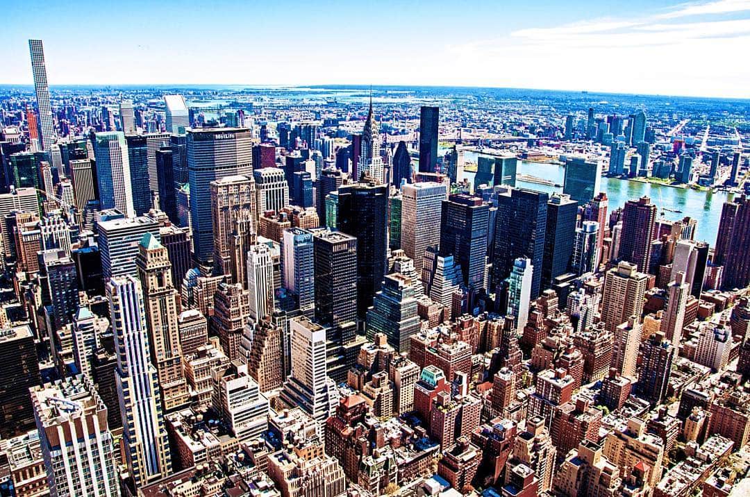 Panorámica de Nueva York desde las alturas, con la retícula de rascacielos extendiéndose hasta el horizonte.