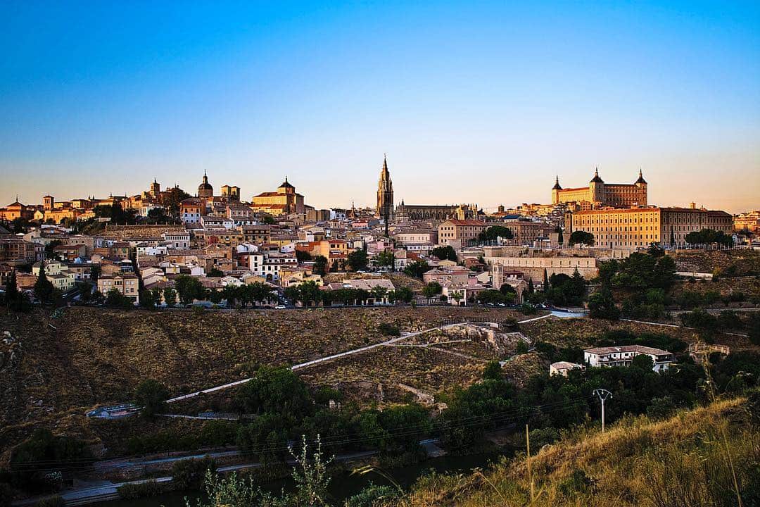 Panorámica de Toledo al atardecer, con el alcázar y la catedral sobre el caserío.