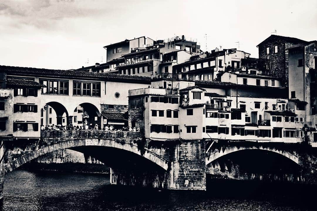 Ponte Vecchio de Florencia con sus casas colgadas sobre el río, en blanco y negro.