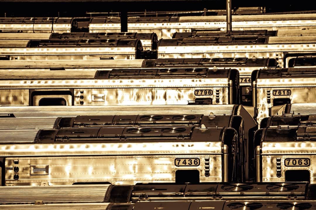 Vagones de tren alineados y vistos desde arriba, con la imagen virada a dorado.